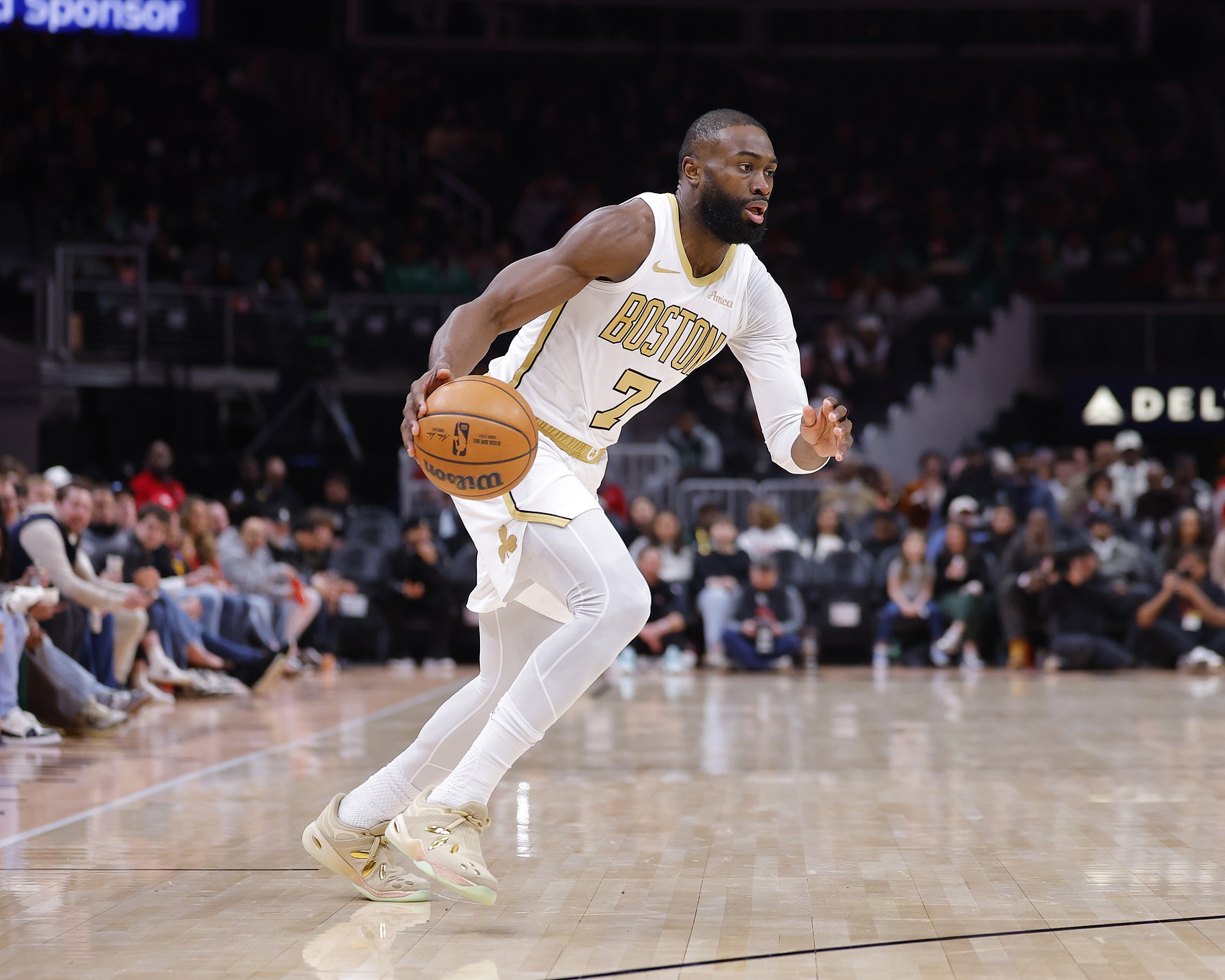 V体育网页版-稳定全面!杰伦·布朗22中11拿下30分10板5助3断