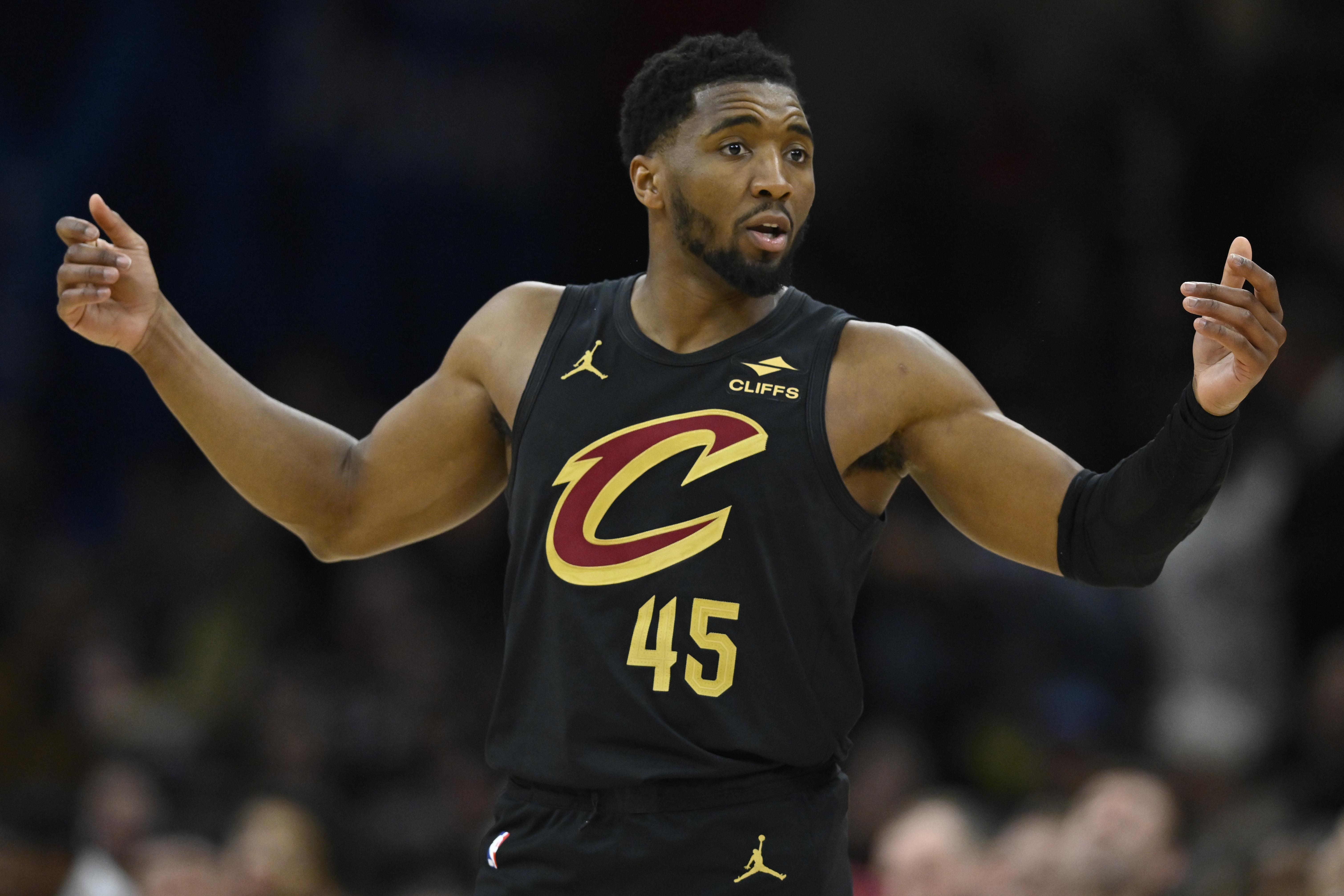 V体育官网-再加把劲儿！米切尔半场首发17分钟 13中6&amp;三分4中1砍16分2板